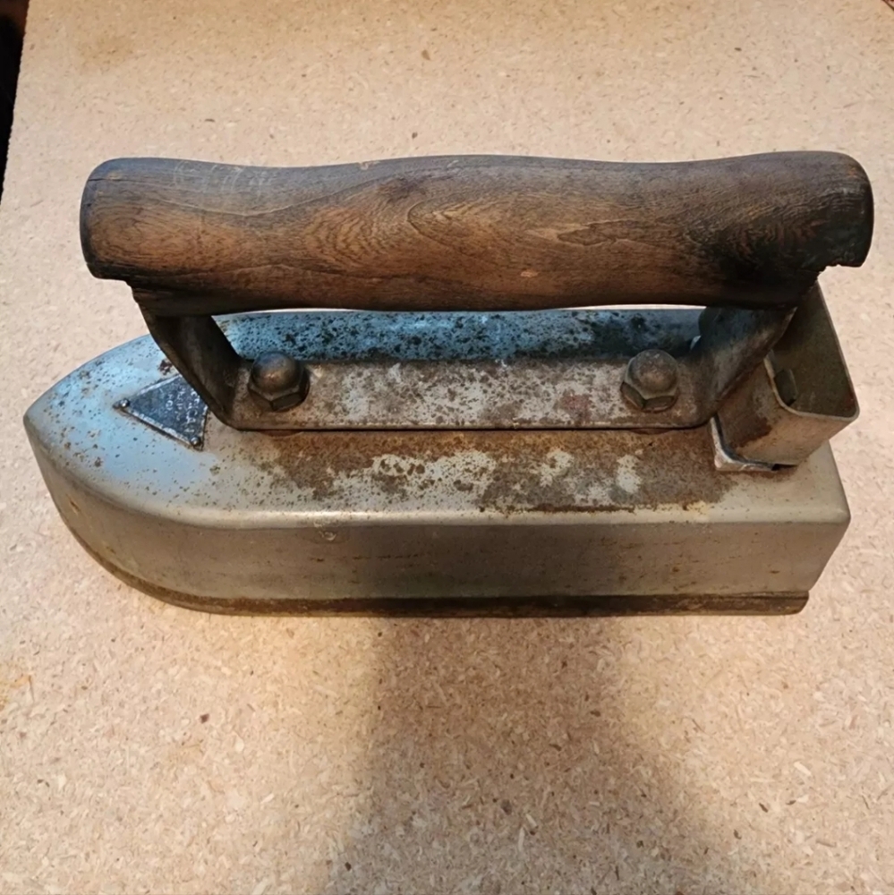Vintage heavy American Beauty by American Elec Heater 105-114 V Electric Iron